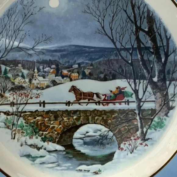 1979 WEDGWOOD Christmas Plate & Stand - Picture 3 of 7